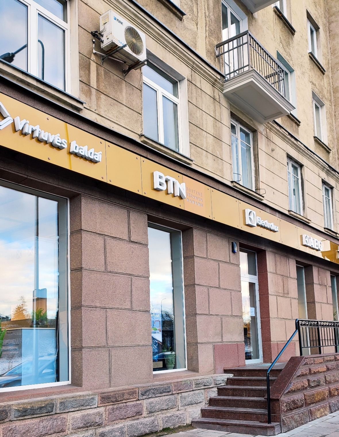 Stairs made of burnt granite and an authentic, reproducing wall of the building adorn the wall of Gedimino Ave. 64, a building in Vilnius